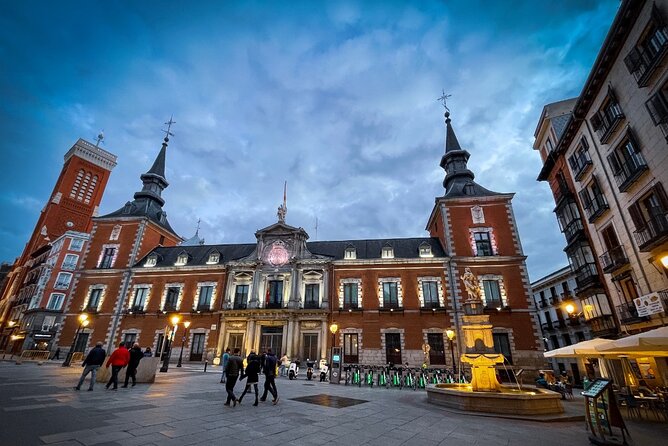 Tour "Madrid of the Austrias" | Old Town ❤️ - Plaza de la Villa: medieval street logic you can feel