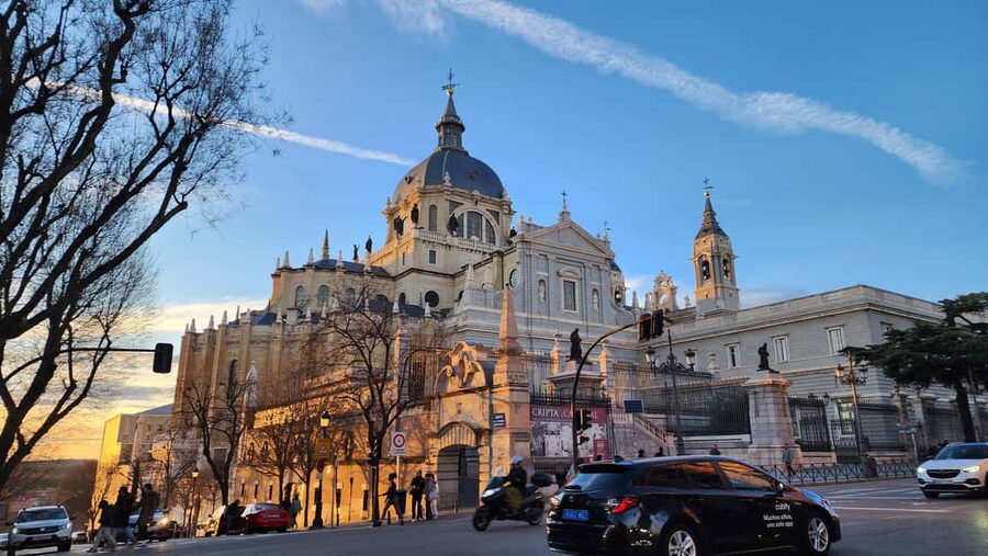 Tour Madrid: Secrets in a Electric Tuk Tuk - Retiro Park: the pause that makes the whole day feel worth it