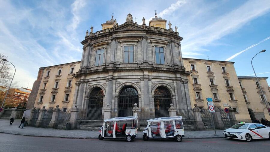 Tour Madrid: Secrets in a Electric Tuk Tuk - Plaza de España and Miguel de Cervantes: monument scale you can feel